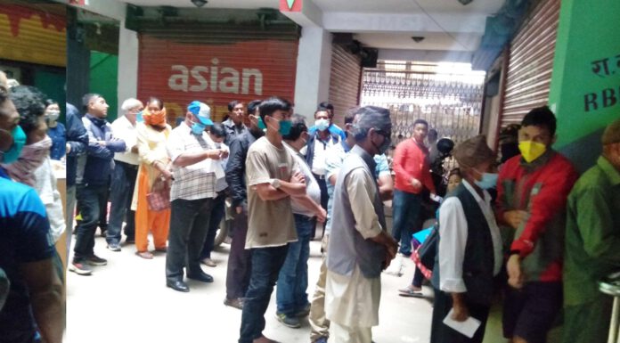 सिन्धुलीका बैंकहरुमा सेवाग्राहीको भिडभाड, स्थानीय प्रशासन बेखबर