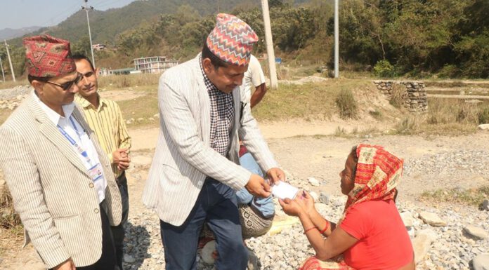 मजदुरलाई स्वास्थ्य विमाः खुशीले रोकिएन आँखामा आँशु