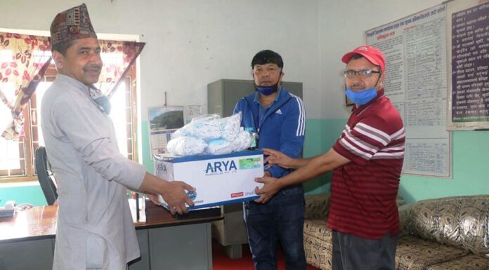 नगरपालिकाद्धारा सिन्धुली कारागारमा २२८ कैदीवन्दीहरुलाई माक्स र सेनिटाइजर बितरण