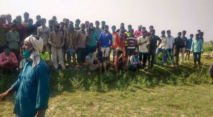 कोरोनाबाट मृतकका बुवा आमा टाढैबाट छोराको शव हेर्दै रोइरहे