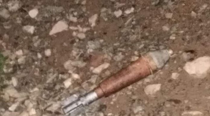 रोल्पामा टुइन्च मोर्टार फेला परेपछि घटनास्थल तर्फ जाँदै नेपाली सेना