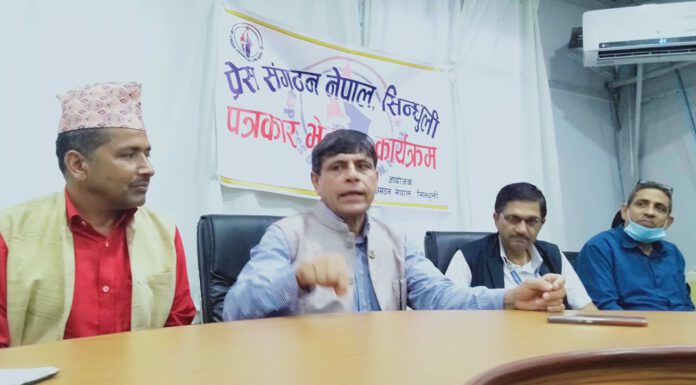 कृषिमन्त्री भुसालद्धारा सचेत, सर्तक रहन तथा नआत्तिई सलह किरा नियन्त्रणमा लाग्न किसानहरुलाई आग्रह सिन्धुलीमा सलह किराको बथान प्रवेश, किसानहरु चिन्तित