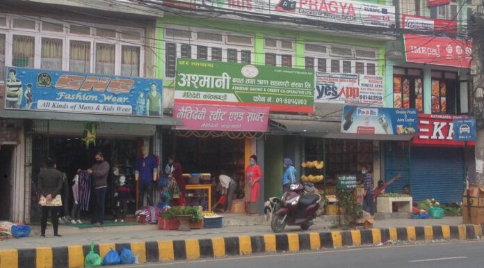 काठमाडौको मैतीदेवीमा व्यापारी पसल खोल्दै, प्रहरी बन्द गराउँदै !