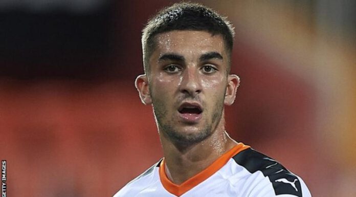 स्पेनिस खेलाडी तोरेसलाई अनुबन्धित गर्ने प्रयासमा म्यानचेस्टर सिटी