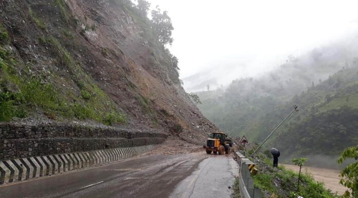 पहिरो तथा पुलमा क्षति पुगेका कारण नारायणगढ– मुग्लिनसडक अझै पूर्णरुपमा अवरुद्ध, वैकल्पिक मार्गको प्रयोग गर्न आग्रह