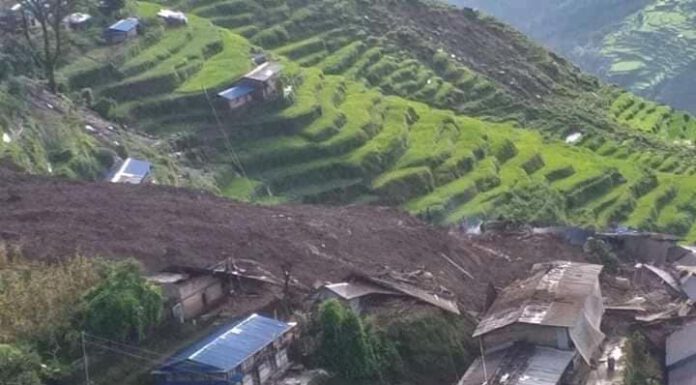 सिन्धुपाल्चोक पहिरो : १३ घर पुरिए, पाँच परिवार बेपत्ता, हेलिकप्टरबाट उद्धार टोली पठाइँदै