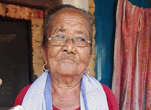 जेष्ठ नागरिकलाई दशैं खर्च बितरणगर्दै कमलामाई नगरपालिका