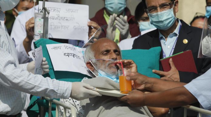 बुँदे सहमति भएसँगै डा. केसीले जुस खाएर अनशन तोडे