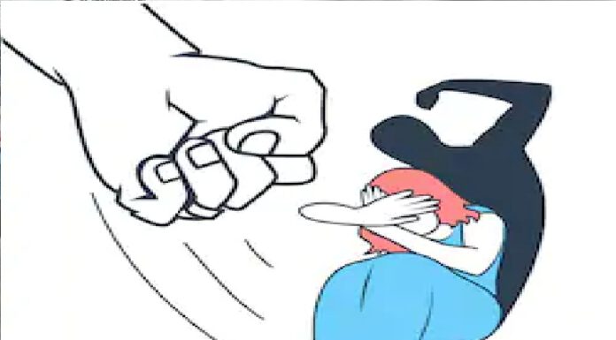 परपुरुषसँग सम्बन्ध राखेको भन्दै श्रीमतीलाई कालाेमाेसाे दलेर दिसा खुवाउँदै गाउँ डुलाउने श्रीमानसहित सात पक्राउ