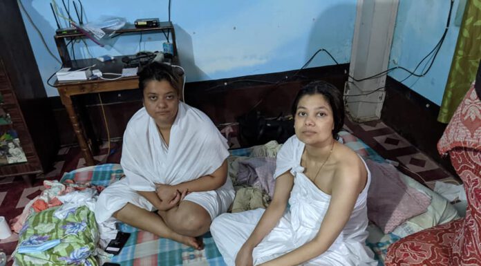 आमा लक्ष्मीको काजकिरियामा बस्दै दुई छोरी