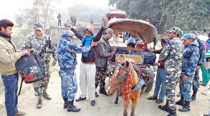 नेपाल सरकारविरुद्ध मितेरी पुलमा भारतीयको नाराबाजी