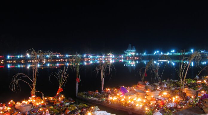 साँझ अस्ताउँदो सूर्यलाई पूजा आराधना गरी छठ पर्व मनाइँदै