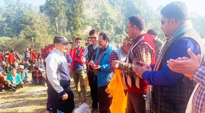 सिन्धुलीका एक सय भन्दा बढी कांग्रेस कार्यकर्ताहरु नेकपामा प्रवेश