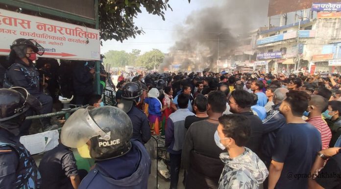 बर्दिबास घटनाका घाइतेलाई काठमाडौं पठाइयो, प्रहरीमाथि ढुंगामुढा भएपछि गोली चलेको प्रजिअको भनाई