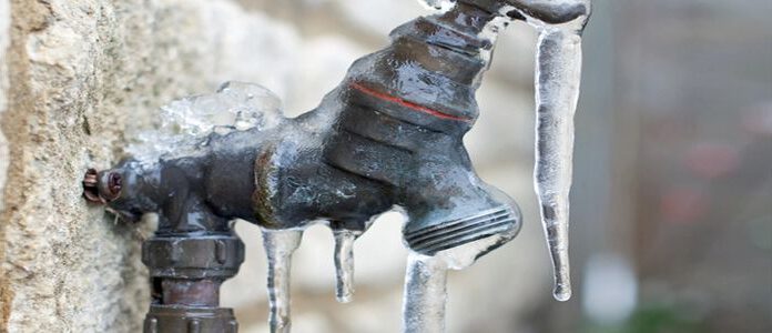 हुम्लामा पानीको धारामा बरफ जम्न थाल्यो