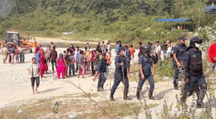 स्थानीय प्रशासनको लापरवाहीले सिन्धुलीमा कोरोना संक्रमितको शब व्यवस्थापनमा समस्या, खाल्डो खनिरहेको स्काभेटरनैं नियन्त्रणमा