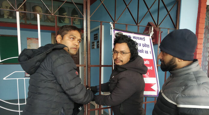 चितवनको नेकपा कार्यालयमा ओली समूहले लगायो ताला