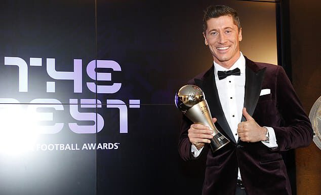 लियोनल मेस्सी र क्रिष्टियानो रोनाल्डोलाई पछिपार्दै फिफा वर्ष खेलाडीमा रोबर्ट लेवान्डोस्की