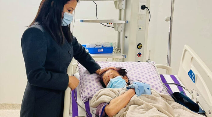 बिरामी पत्नी सीतालाई भेट्न प्रचण्ड अस्पताल पुगे