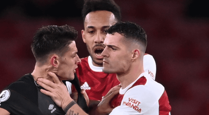 विपक्षी खेलाडीको घाँटी अँठ्याउनेलाई रातो कार्ड, आर्सनल पराजित