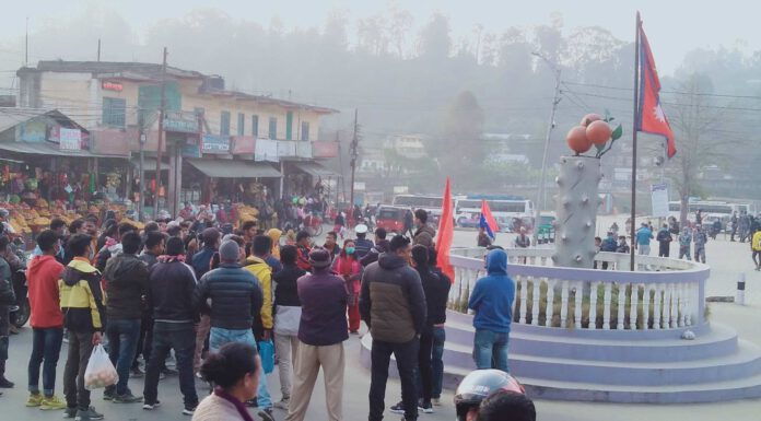 संसद विघटन विरुद्ध सिन्धुलीमा युवा विद्यार्थीको प्रर्दशन