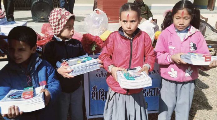बाबु आमाको नाममा शैक्षिक प्रतिष्ठानको स्थापना, विद्यार्थीलाई शैक्षिक सामाग्री हस्तान्तरण