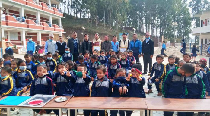 सिद्धबाबा माविका ६४ वालवालिकालाई टिसर्ट, ट्राउजर र ट्रयाकसुट बितरण