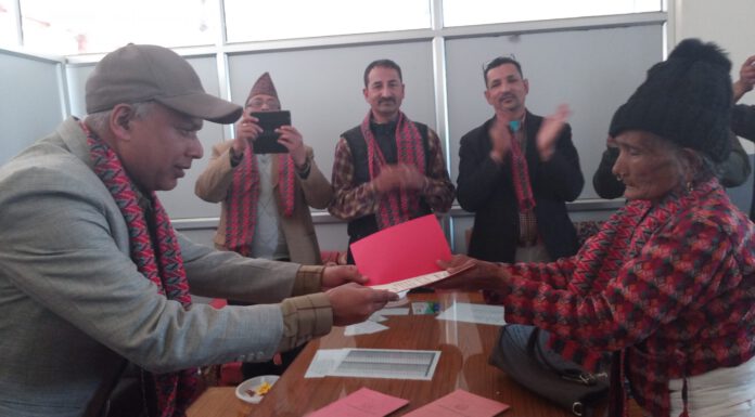 प्रजातन्त्र दिवसको अवसरमा जग्गाधनी प्रमाण पुर्जा वितरण