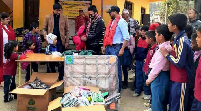 विद्यार्थीलाई खेलकुद सामाग्री हस्तान्तरण