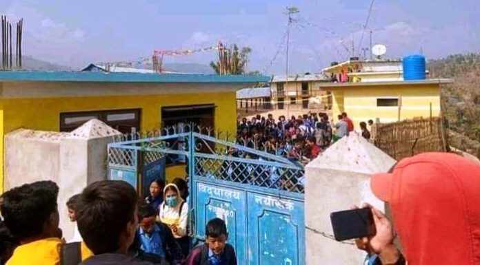 विद्यालयमा लगाइएको ताला खुल्यो, अंग्रेजी विषयको पढाई हुने