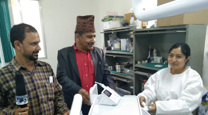 कमलामाईद्धारा सिन्धुली अस्पताललाई डेन्टल चियर सहयोग