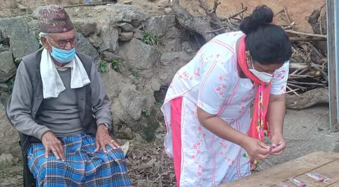 स्वास्थ्यकर्मीसहितको टोली लिएर सुनकोशी गाउँपालिका अध्यक्ष दाहाल गाउँ गाउँमा