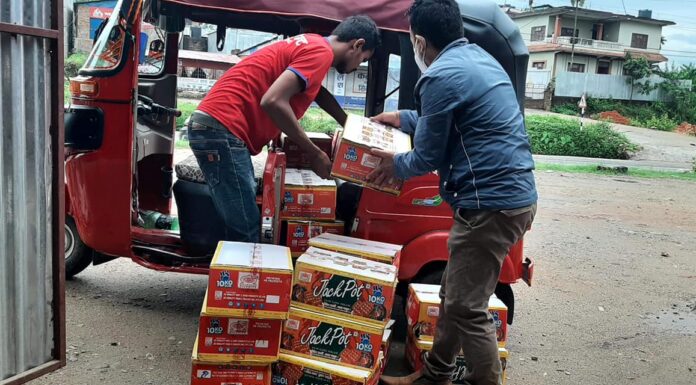 ढकालले दिए २१ कार्टुन विस्कुट सहयोग