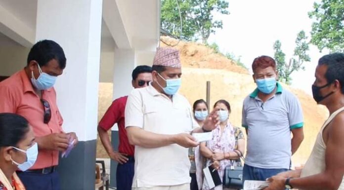 कमलामाई नगरपालिकाद्धारा मजदुरहरुको नि:शुल्क स्वास्थ्य विमा जारी