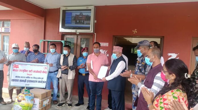 माओवादी केन्द्र सिन्धुलीद्वारा स्वास्थ्य सामाग्री हस्तान्तरण