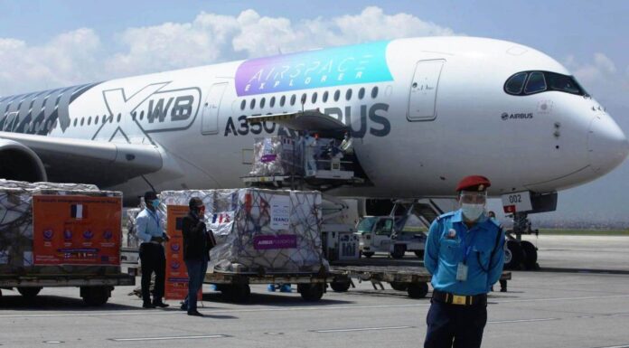 फ्रान्सले उपलब्ध गराएकाे सात टन स्वास्थ्य सामग्री नेपाल आइपुग्याे