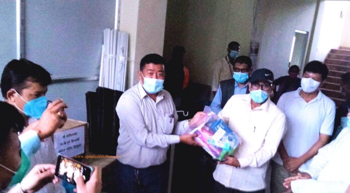 मरिण गाउँपालिकालाई अक्सिजन सिलिण्डर र बेड हस्तान्तरण