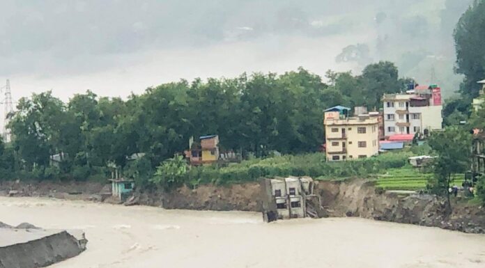 मेलम्चीकाे बाढीले थप एक घर ढल्याे