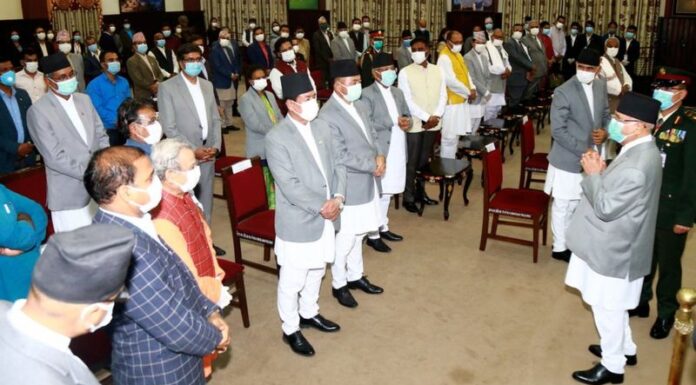 निर्वाचन सुनिश्चित भएको सत्तारूढ दलको दाबी, विश्लेषक भन्छन् – ‘राजनीतिको भविष्य अदालतको फैसलामा निर्भर’