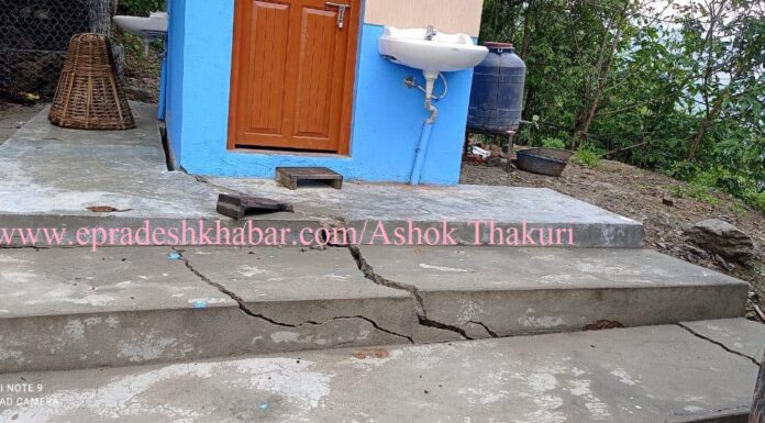 सिन्धुलीगढीमा बनाएको लाखौंको संरचना भत्कियोः नगरपालिका भन्छ- हामीले जिम्मा लिएका छैनौं, फेरी बनाउन लगाउँछौं