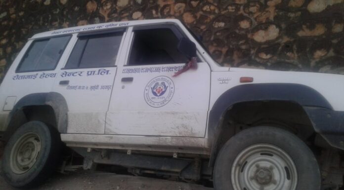 सुनकोशीको गंगटेखोलामा एम्बुलेन्स दुर्घटना, चालक सख्त घाइते