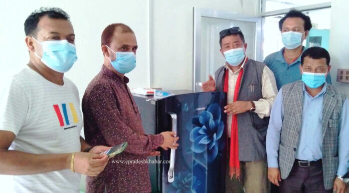 अध्यक्ष बम्जनद्धारा कोरोना अस्पताललाई रेफ्रिजेरेटर हस्तान्तरण