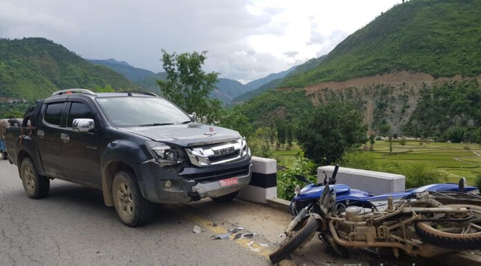 ठक्कर दिएर दुर्घटना भएको रामेछापको सुनापति गाउँपालिकाको टुट्वान्टी अलपत्र, प्रहरी भन्छ- जति खबर गरेपनि लिनैं आउँदैनन !