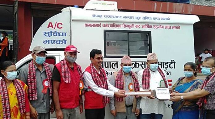नगरप्रमुख खत्रीद्धारा रेडक्रसलाई एम्बुलेन्स हस्तान्तरण