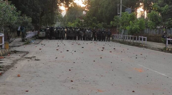 प्रदर्शनीमार्ग तनावग्रस्त, अध्यादेशविरुद्ध केपी ओली पक्षका विद्यार्थीद्वारा ढुंगामुढा