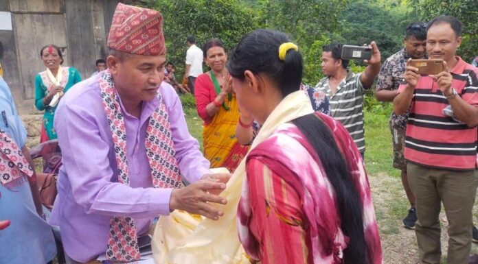 ठूलो संख्यामा एमाओवादी र कांग्रेस कार्यकर्ताहरु एमालेमा प्रवेश