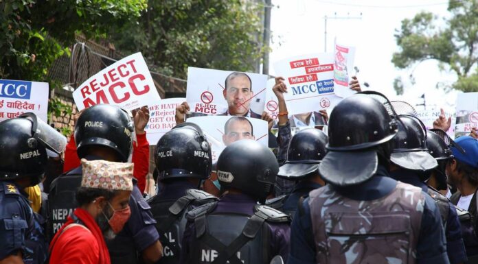 एमसिसीकी उपाध्यक्ष फातिमाको प्लेकार्ड बोकेर काठमाडौँमा प्रदर्शन, एक दर्जन पक्राउ