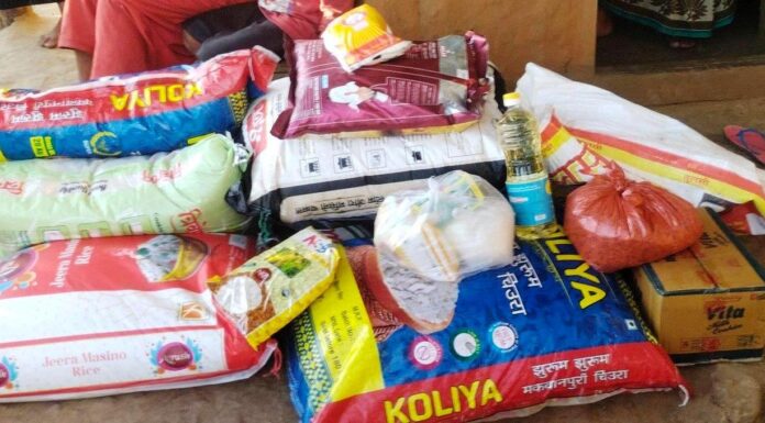 मृतक सन्तोष सार्कीको परिवारलाई एमाले नगर इन्चार्ज श्रेष्ठद्धारा खाद्यान्न र नगद हस्तान्तरण