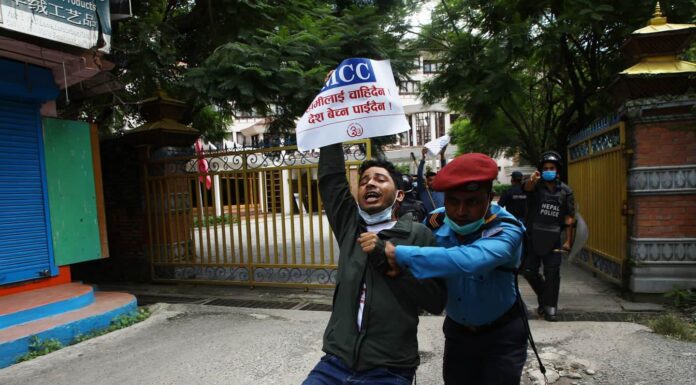 एमसिसीको विरोधमा युवाहरुले गरे नेपालस्थित कार्यालय अगाडि प्रदर्शन