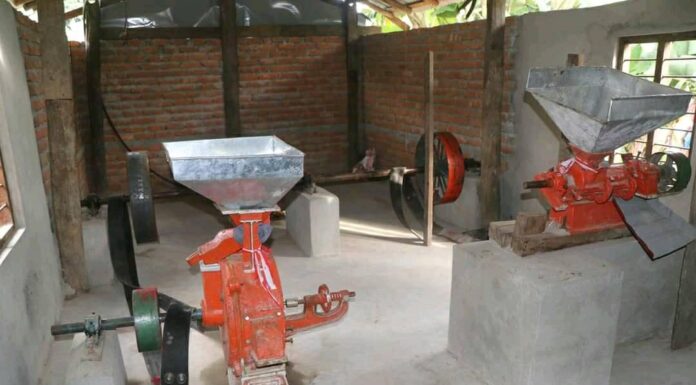 नगरप्रमुख खत्रीद्धारा दृष्टिविहिन परिवारलाई कुटान पिसान मिल हस्तान्तरण